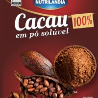 Imagem de um pacote de Cacau em Pó 100% puro da Nutrilandia Alimentos, exibido sobre um fundo branco com grãos de cacau ao lado