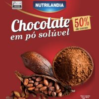 Imagem de um pacote de Chocolate em Pó 50% Cacau da Nutrilandia Alimentos, em fundo branco, acompanhado de uma colher com chocolate em pó