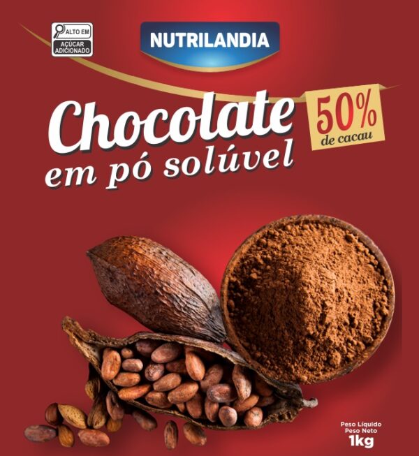 Imagem de um pacote de Chocolate em Pó 50% Cacau da Nutrilandia Alimentos, em fundo branco, acompanhado de uma colher com chocolate em pó